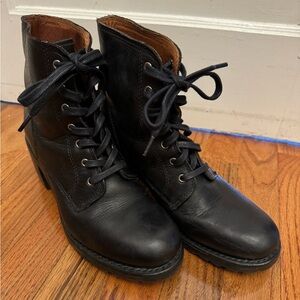 Almost NEW Frye Sabrina Chelsea Boots in Black Leather Size 9